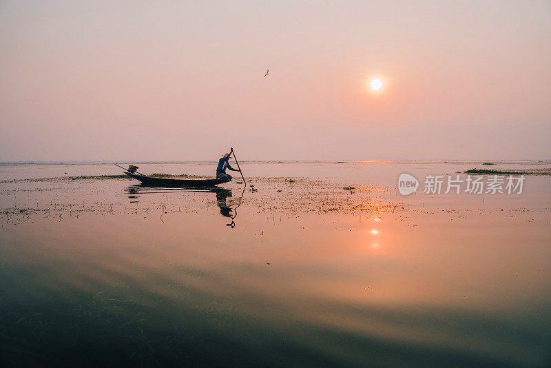 风景剪影的渔民在茵莱湖