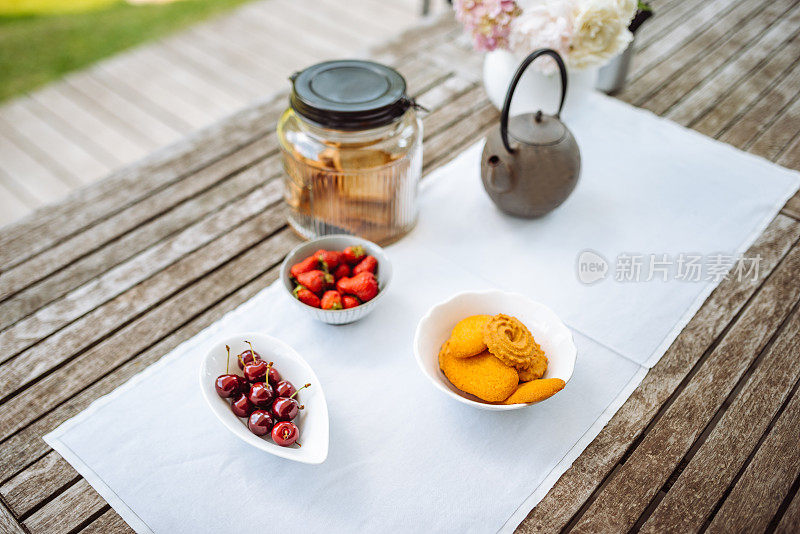 摆好桌子准备茶点