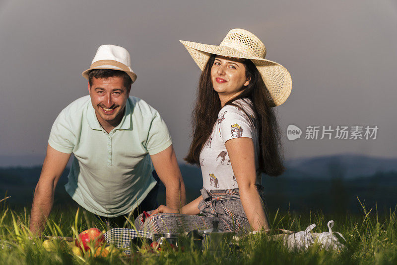 夏天，野餐时间。快乐的夫妇有乐趣的MS。在大自然中露营的游客。阳光明媚的户外享受。