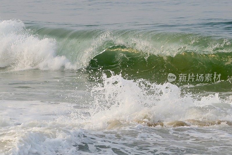 阿拉伯海浪打破喀拉拉邦，马拉巴尔海岸线，印度，与飞溅的海泡沫和水滴