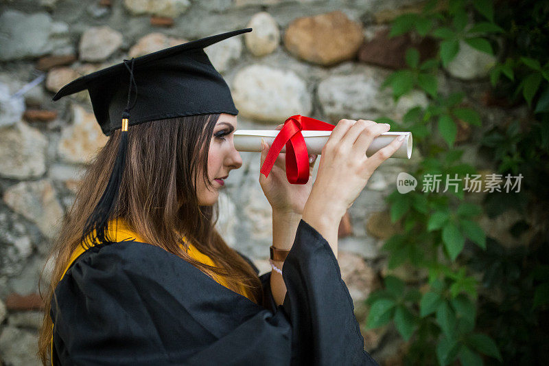 肖像特写美丽的毕业生毕业的学生女孩年轻的女人在帽子长袍显示持有文凭庆祝毕业典礼的概念