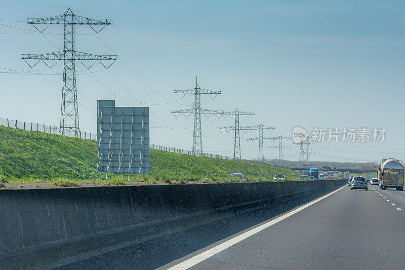 沿公路一排一排的电塔