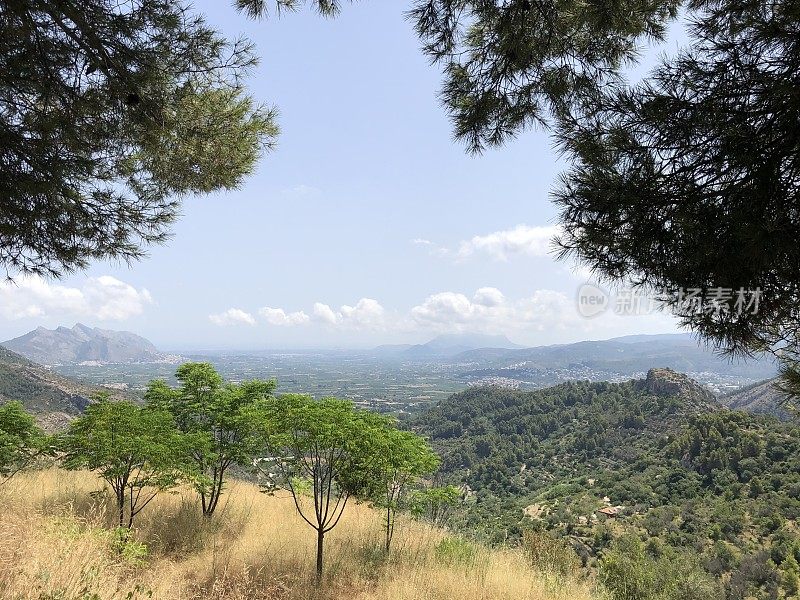 西班牙科斯塔布兰卡奥尔巴附近的夏季风景和山脉