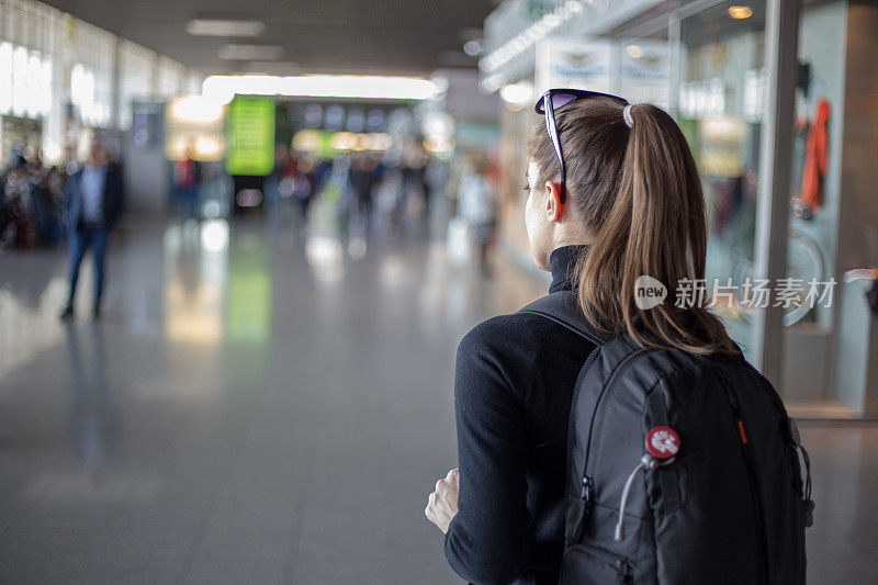 单身女性旅行者在机场候机厅等待她的航班