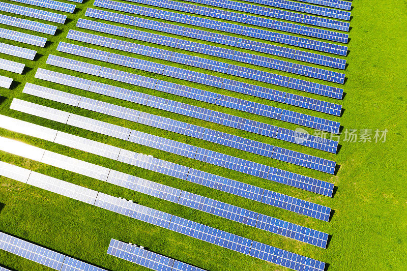 鸟瞰图的太阳能电池板能源领域在农村