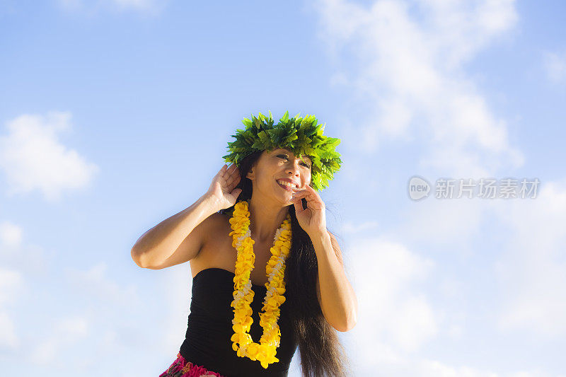 考艾岛海滩上的夏威夷草裙舞