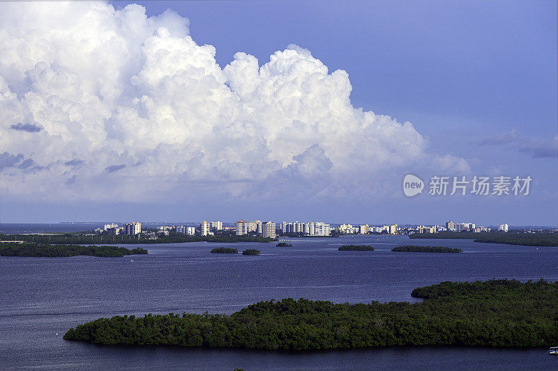 鸟瞰埃斯特罗湾水产保护区在博尼塔斯普林斯佛罗里达和埃斯特罗岛度假酒店和公寓