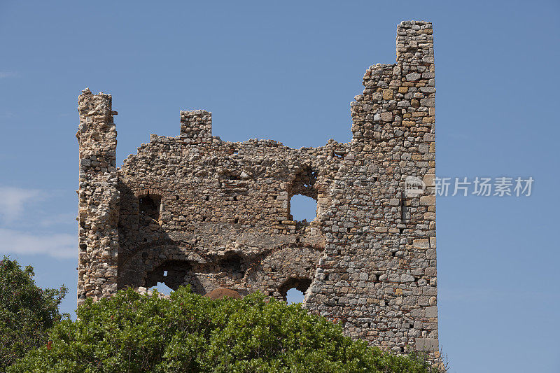 希腊希奥斯岛的埃姆普里奥斯村附近的废弃多西亚城堡的废墟