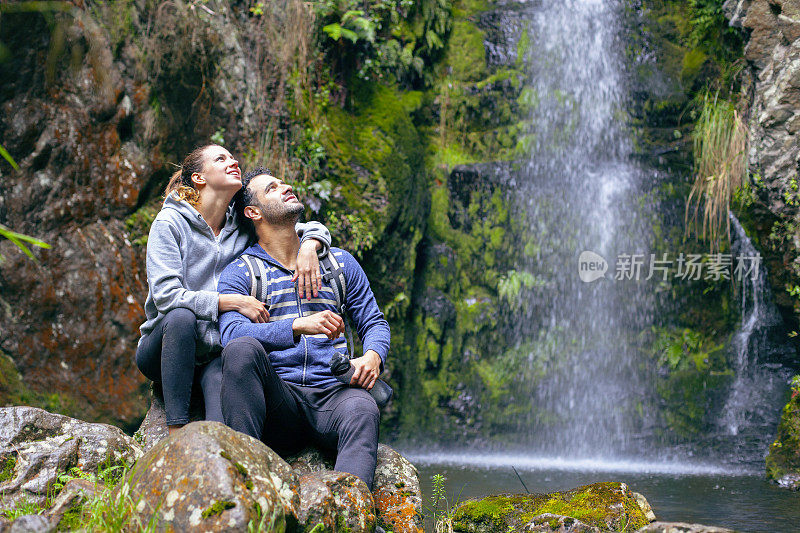 一对夫妇在山里徒步旅行