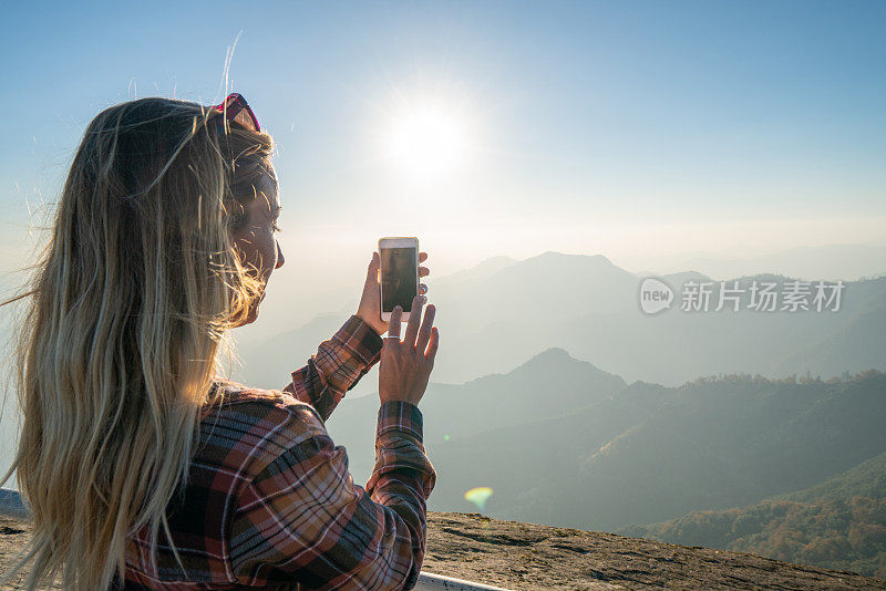 女孩用手机拍山