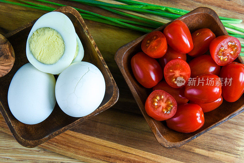 素食早餐，煮鸡蛋和新鲜蔬菜-黄瓜，西红柿