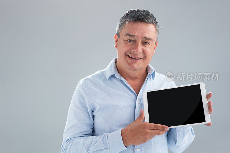 一个成年人正在展示他的平板电脑屏幕