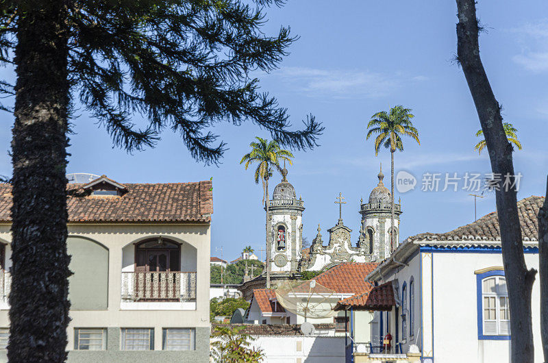 阿西西圣方济各教堂的屋顶和尖塔