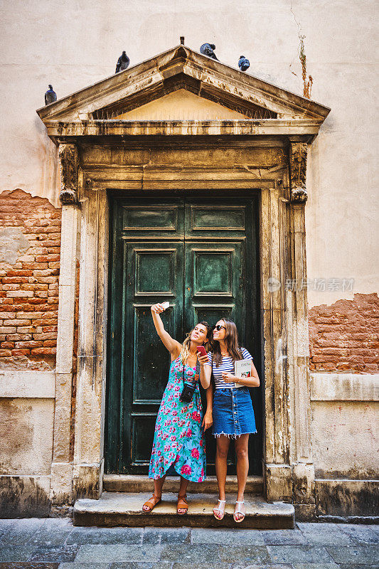 意大利威尼斯，女游客在自拍