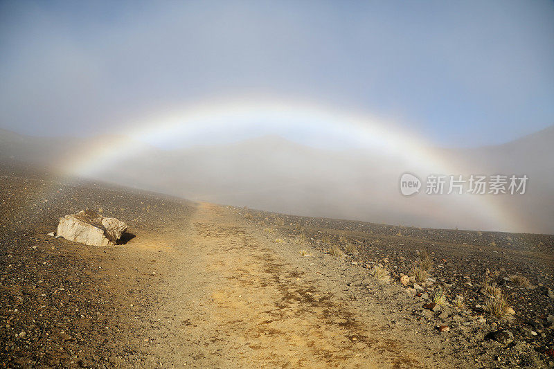 山顶哈雷阿卡拉火山口的彩虹