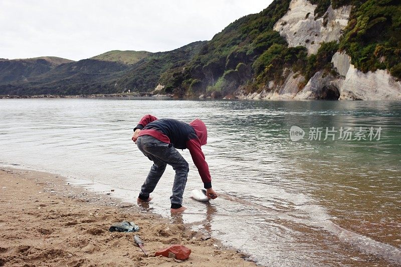 孩子与卡瓦伊鱼海岸河口钓鱼之旅