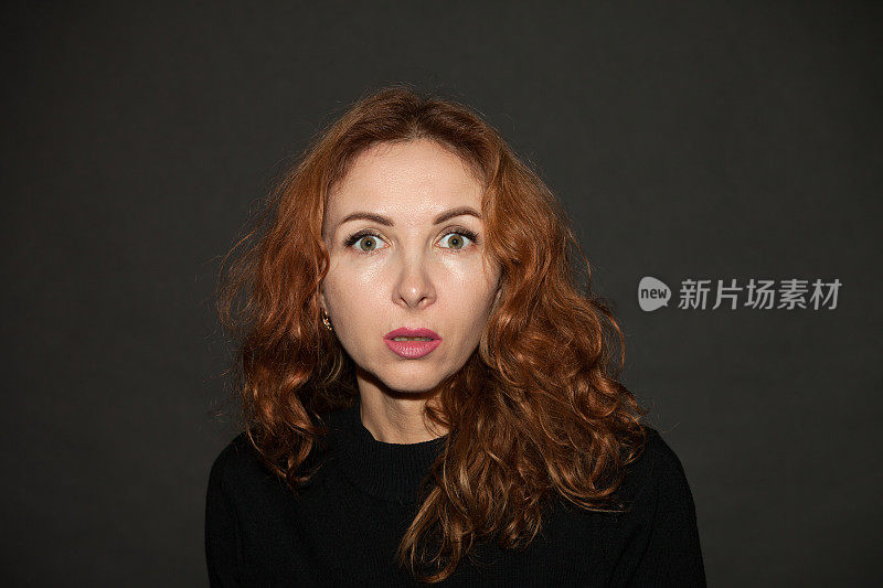 一个45岁红头发女人的工作室肖像