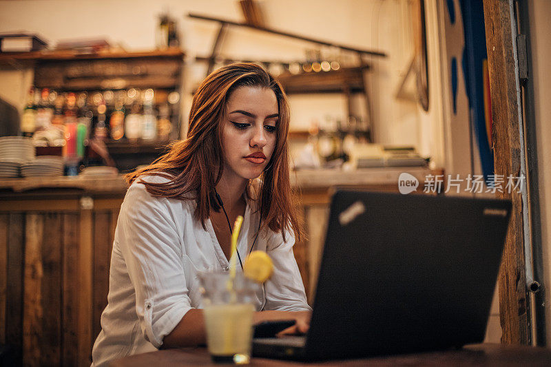 一个年轻漂亮的女人在用笔记本电脑