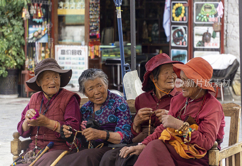 2019年6月23日，中国西藏拉萨城关区，与身着传统服饰的女性见面，近距离观看