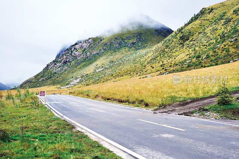 大雾天的山路