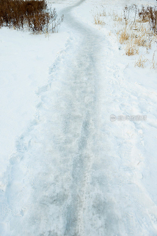 覆盖着雪的土路