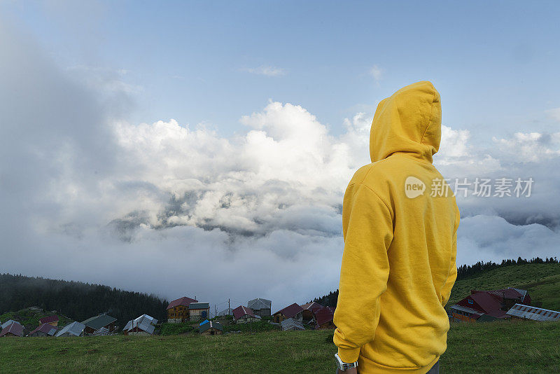 黄色雨衣自然人