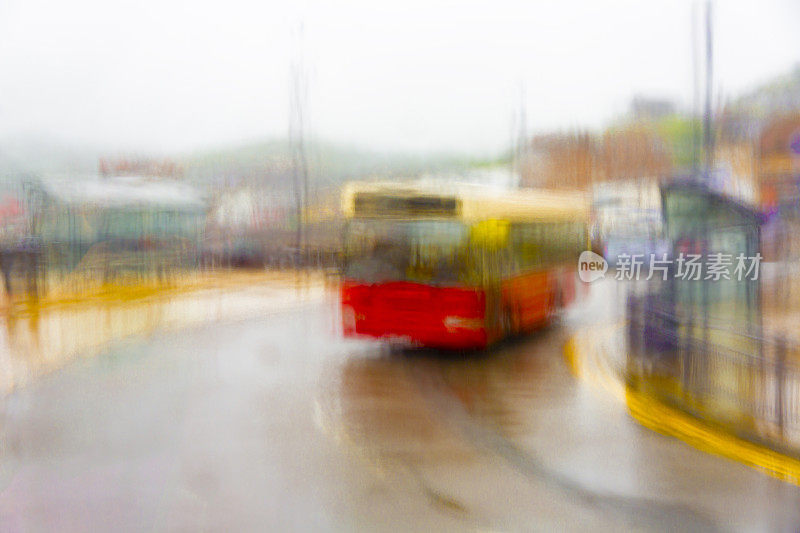 公共汽车在雨天