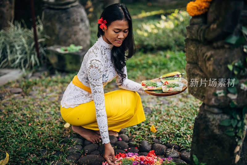 穿着印尼传统服装的女士正在放花