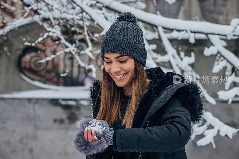 年轻女子在打雪仗