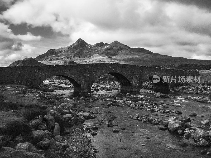 苏格兰-斯凯岛，以库林为背景的斯莱加坎旧桥