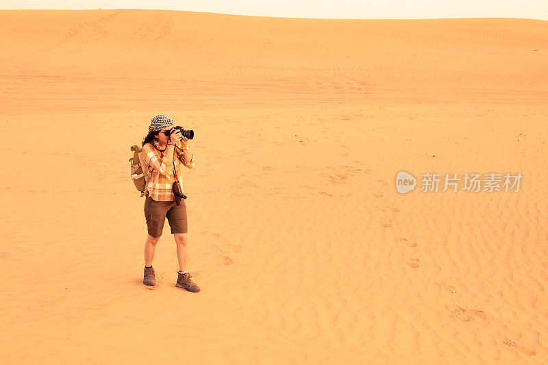 亚洲女人在沙漠旅行