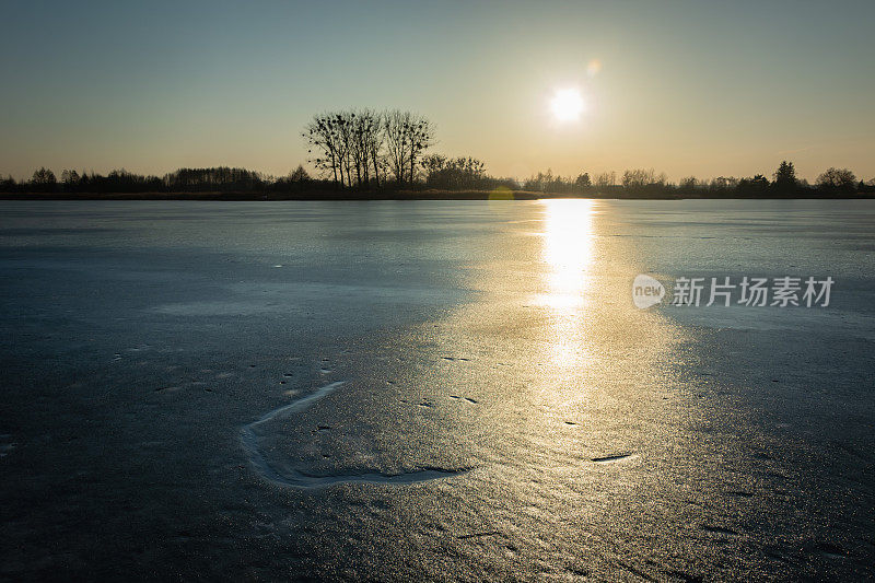 冰冻的湖面和阳光照在冰面上