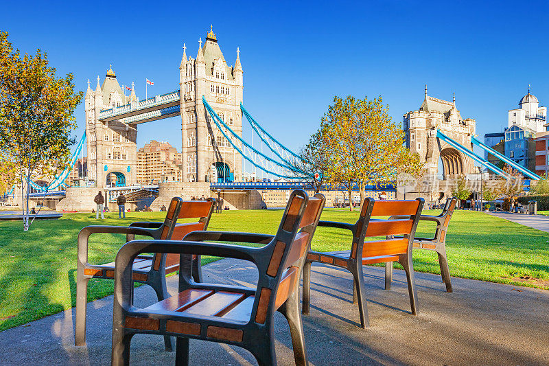 英国伦敦塔桥上的公园椅子