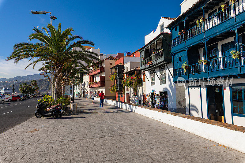 西班牙加那利群岛拉帕尔马著名的五颜六色的花装饰阳台。