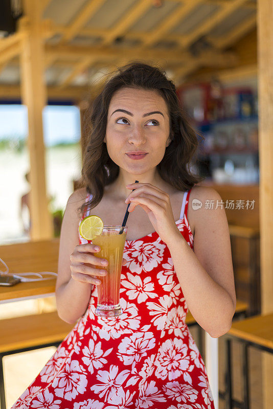 海滩酒吧里的漂亮快乐的年轻女人。