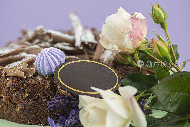 巧克力蛋糕与复制空间和鲜花