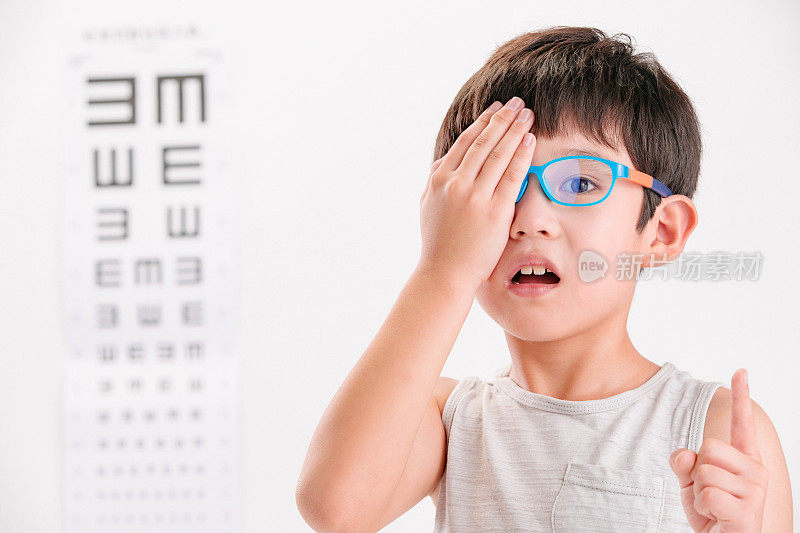 小男孩测视力
