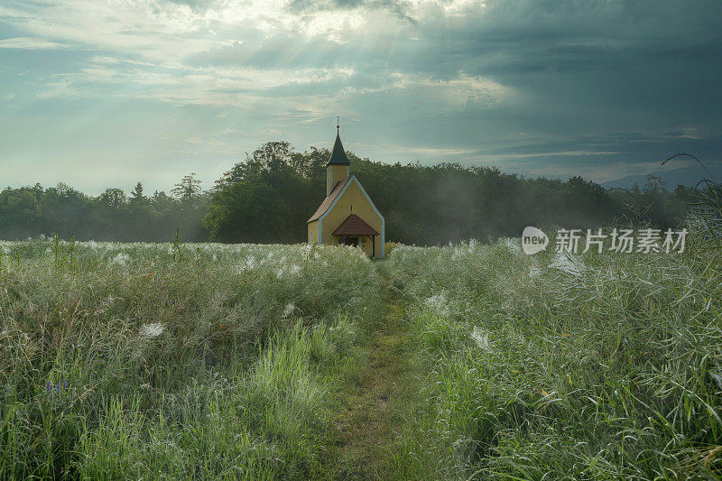 田野里孤独的小教堂