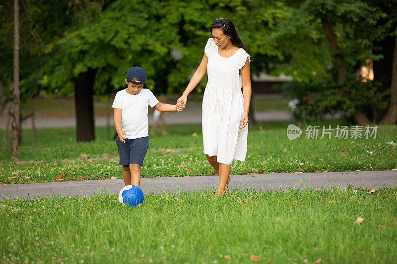 亚洲母亲和儿子踢足球