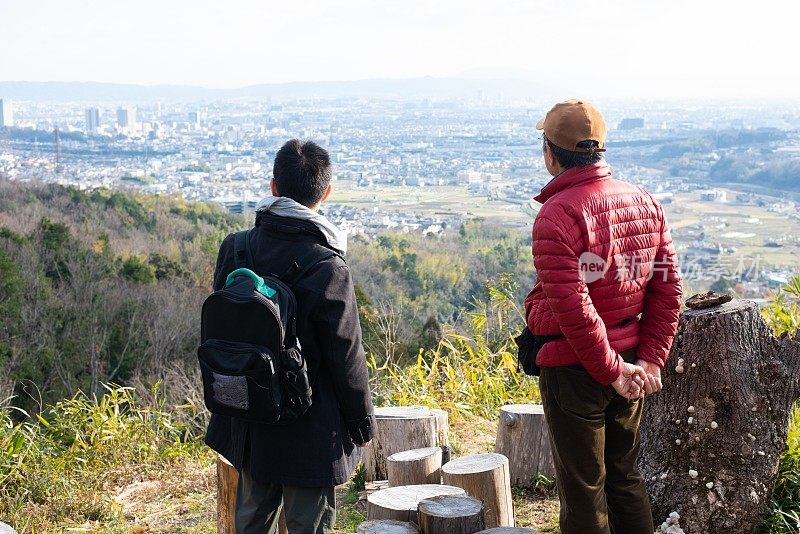 父亲和儿子在徒步旅行