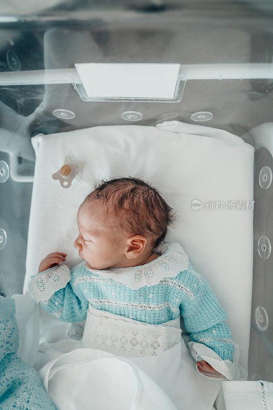 刚出生的婴儿睡在医院的摇篮里