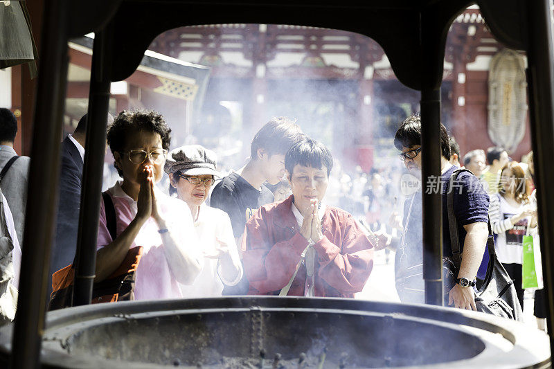 日本东京，人们在浅草寺祈祷