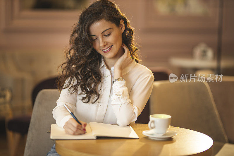 在咖啡馆写作喝咖啡的女商人