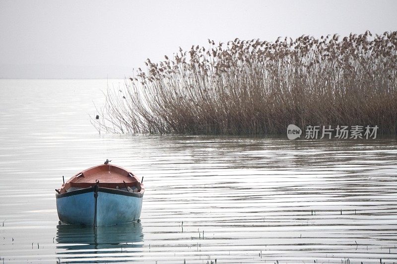 湖上的蓝色小船