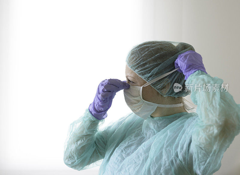 女医生系防护口罩，防止病毒性疾病