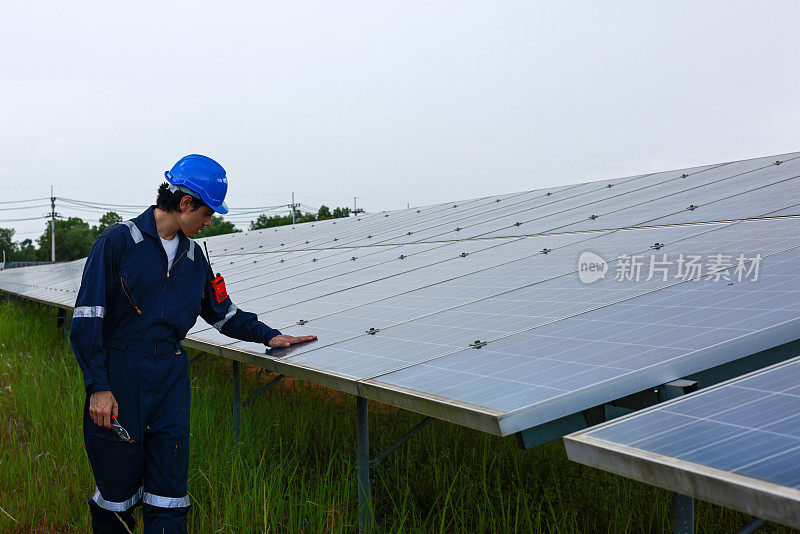 维修工程师检查屋顶太阳能电池是否有损坏。工程师工人安装太阳能电池板。清洁能源理念。