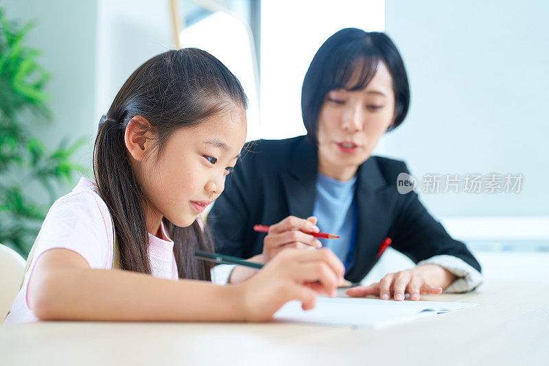 一个正在学习的女孩和一个要赡养的穿西装的女人