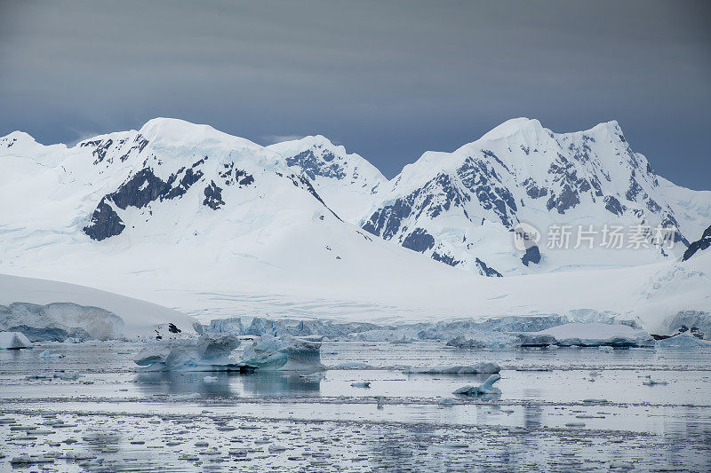 天堂湾美妙而大气的景观与漂浮在南极洲的冰山