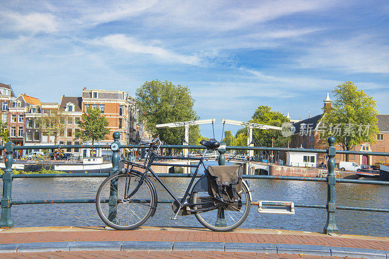 夏天，阿姆斯特丹市中心运河区一座桥上的自行车