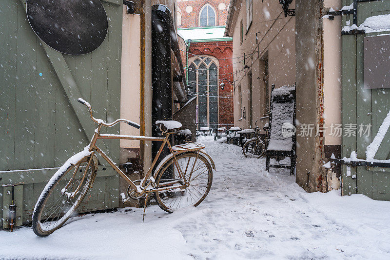 拉脱维亚里加老城咖啡馆门口的自行车